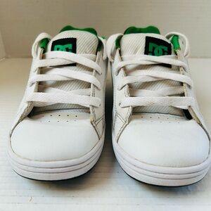 DC Youths Sneakers in White with Green Accents. Youths Court 302653B.Size US 5